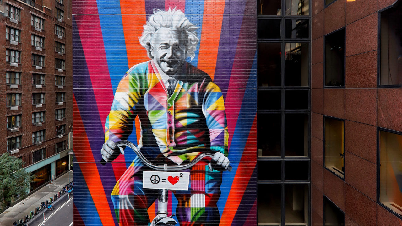 Mural de Kobra com Einstein andando de bicicleta, em Nova York.