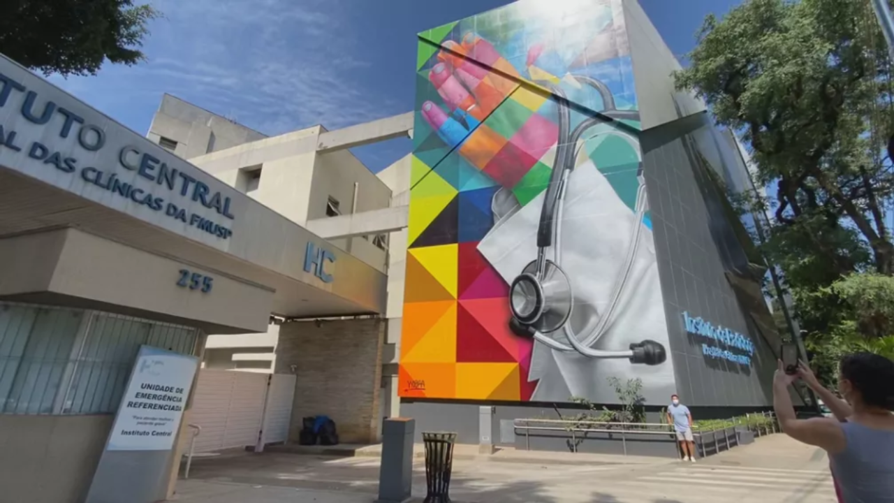 Novo mural de Kobra no HC de São Paulo homenageia os profissionais de saúde e a ciência.