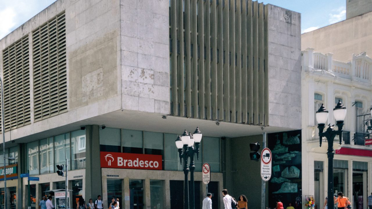 Edifício do extinto Bamerindus na Rua XV é de 1969.