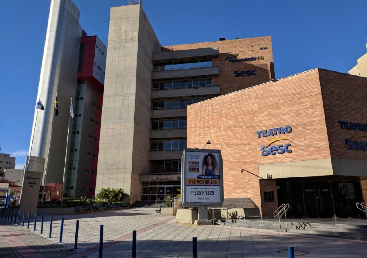 Edifício projetado por Meister em 1978, que brinca com a distribuição dos volumes e que transforma aquela esquina de Curitiba na Visconde do Rio Branco.