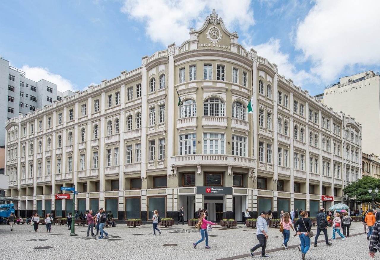 Palácio Avenida teve apenas sua fachada original preservada, projetada por Feres Merhy. Após a aquisição do imóvel pelo Bamerindus, Meister e Elias Lipatin Furman fizeram a reforma em 1985.