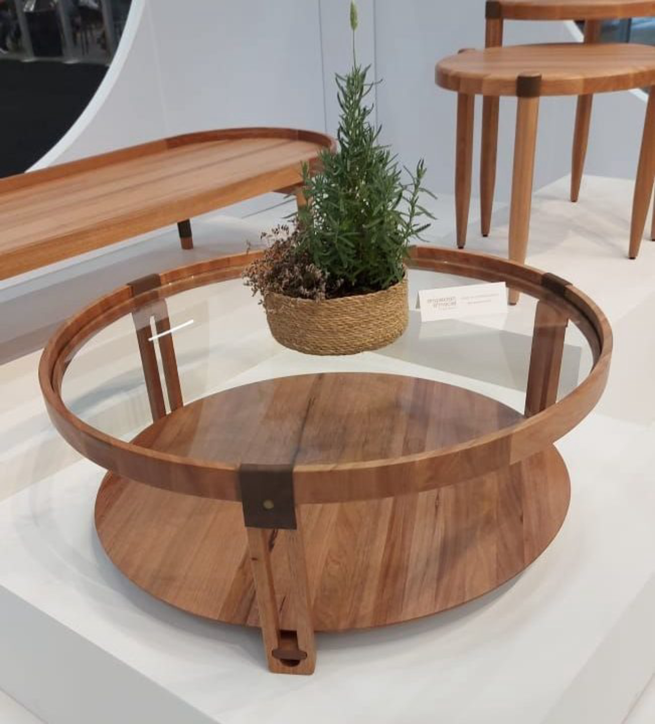 Mesa da linha Bossa Nova, por Mirela Ampezzan para De Lavie, mescla madeira jequitibá, vidro e detalhes em couro.