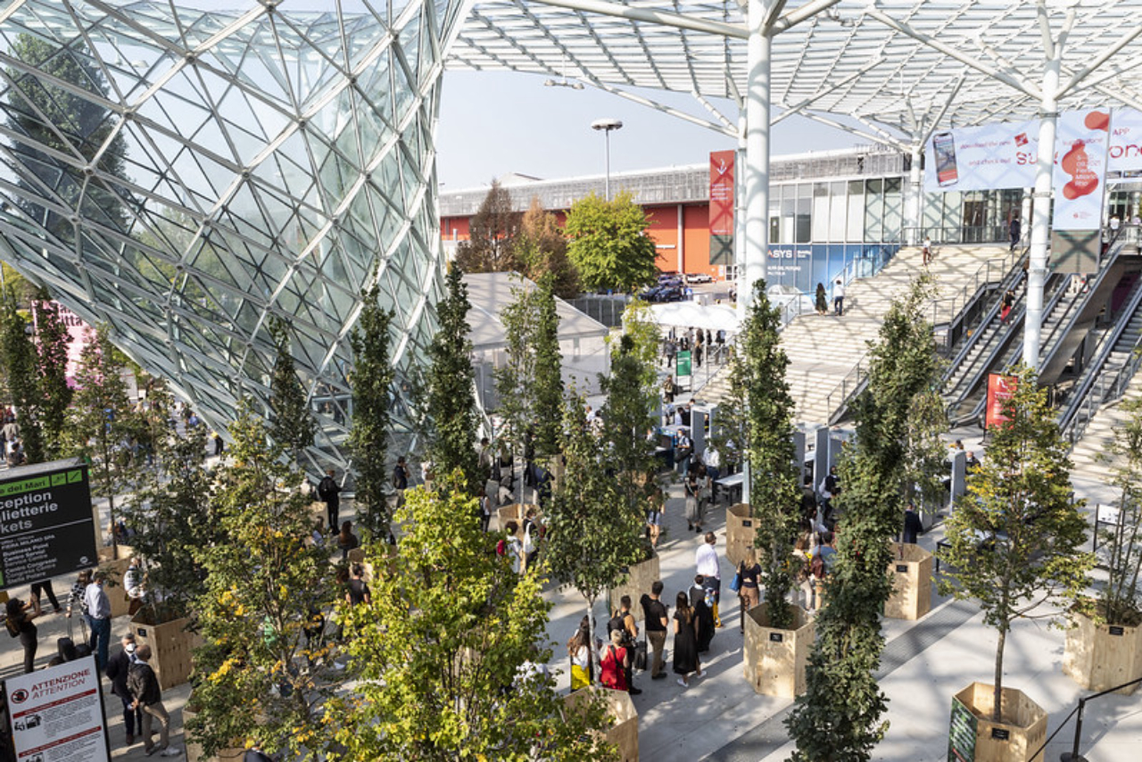 Sustentabilidade marcou a edição anterior do evento, como na "floresta" proposta por Stefano Boeri na entrada da Rho Fiera, e estará presente na edição 2022 do Salone. 