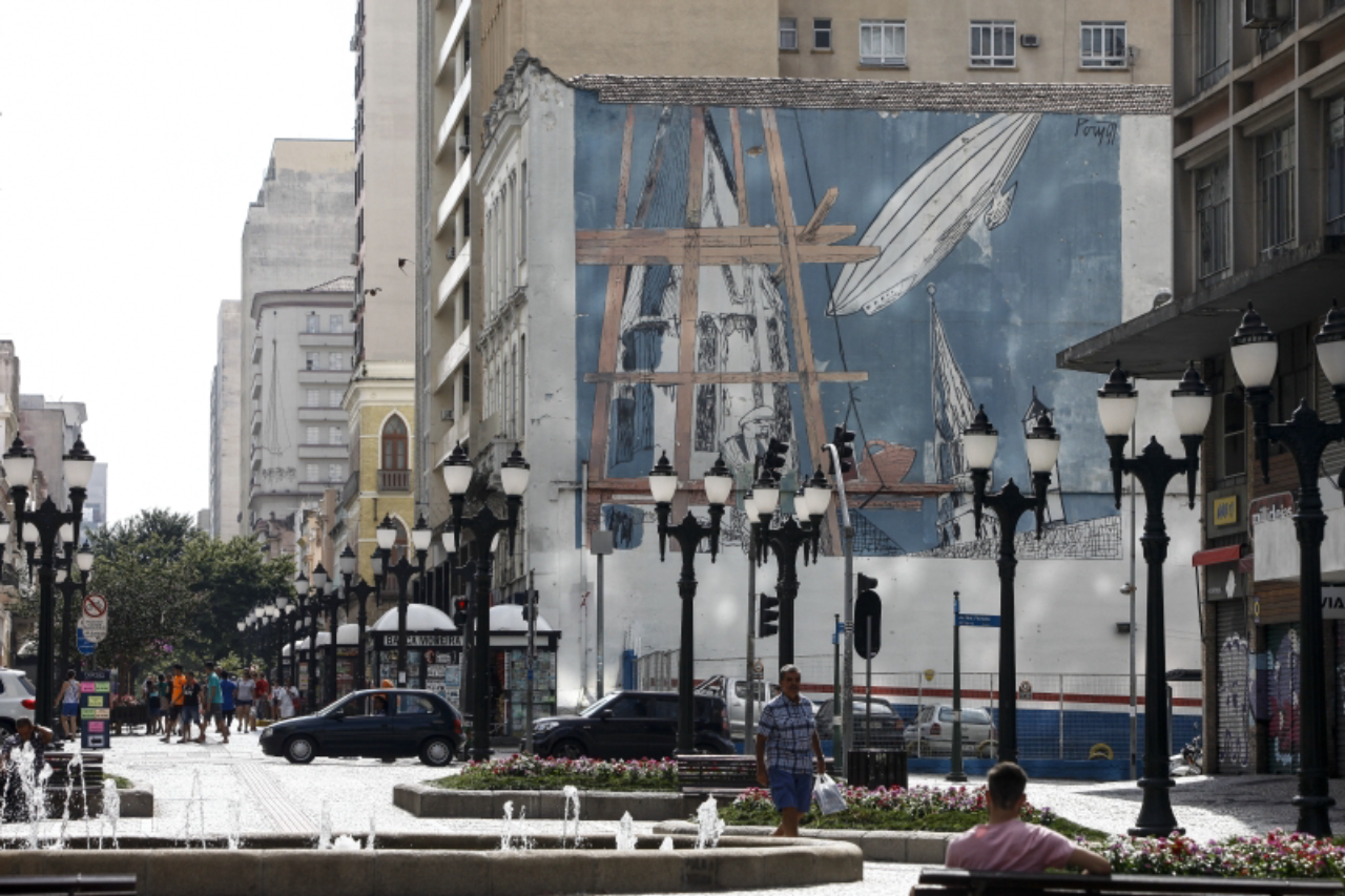 Roteiro de perímetro pouco visitado da Rua XV é uma boa forma de conhecer a história arquitetôniva da cidade.   Foto: André Rodrigues / Gazeta do Povo