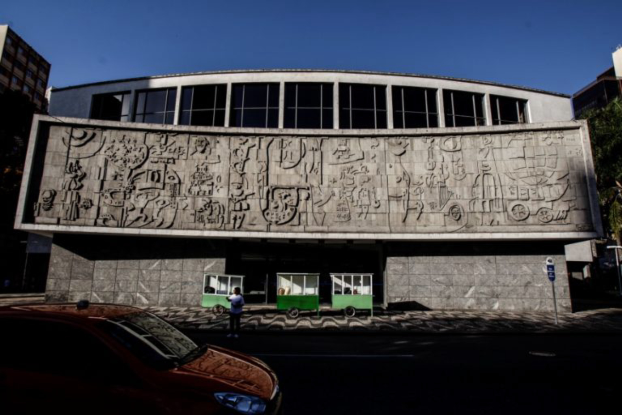 Fachada do Teatro Guaira com o painel de Poty Lazzarotto