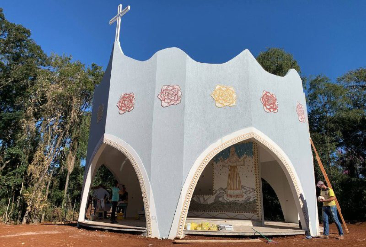 A capela durante a aplicação do mosaico, com as 18 rosas já posicionadas