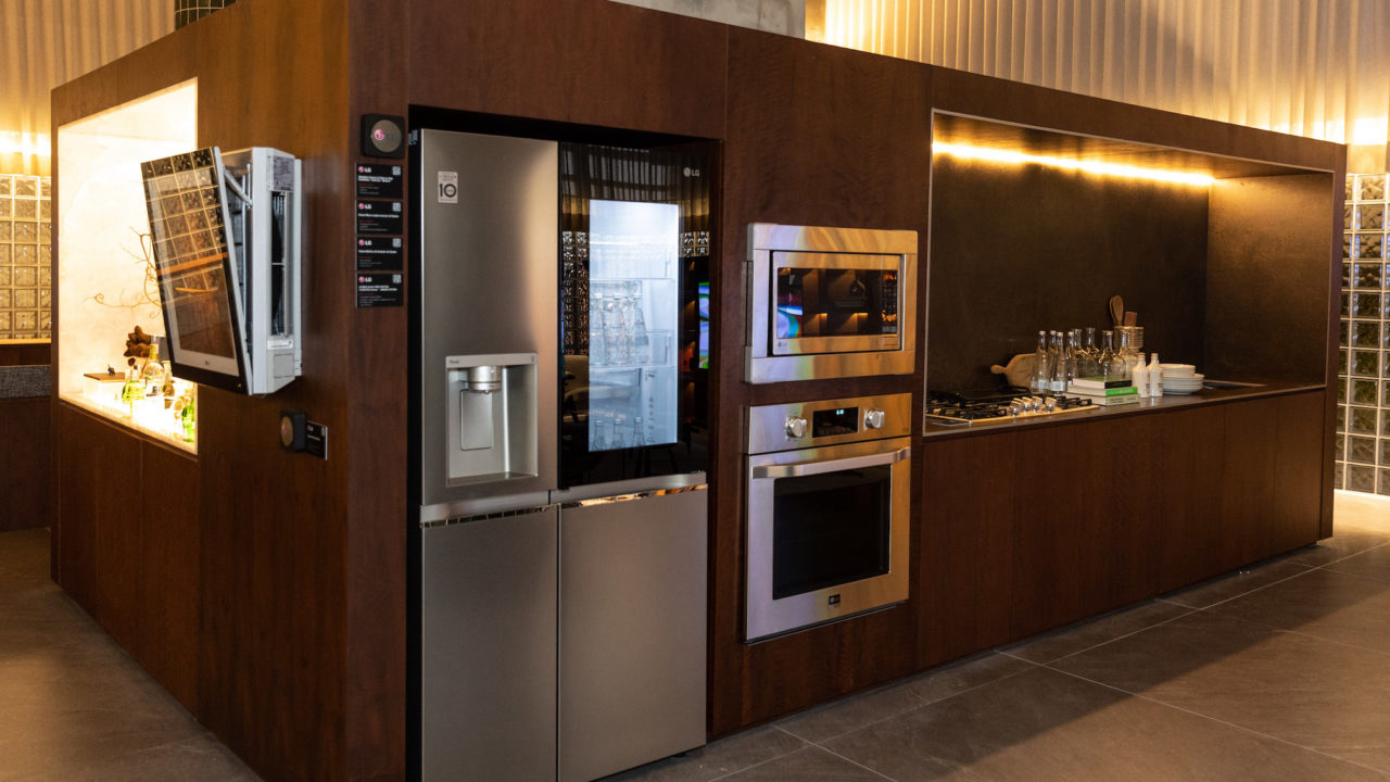 Na cozinha, a geladeira Smart Side by Side UVnano ao lado do forno micro-ondas. À esquerda, o aparelho de ar condicionado LG Artcool Gallery, de 9 mil BTUs.