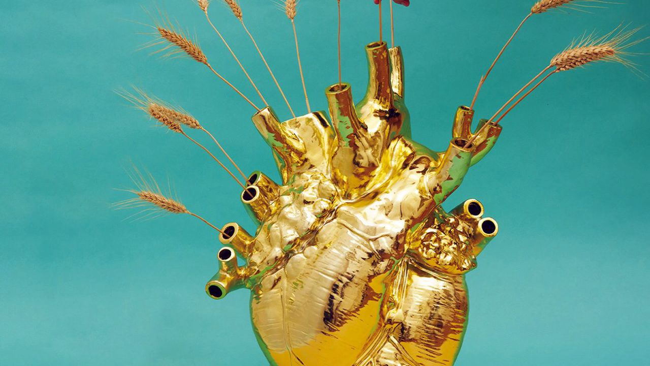 Love in Bloom, um vaso dourado gigante em forma de coração, criado por Marcantonio para a Seletti. 