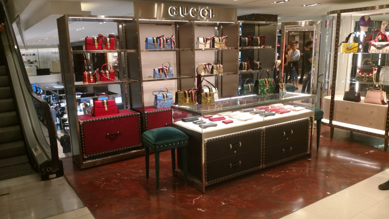 Detalhe de showroom da Gucci, em Milão, com o mármore bordô do Paraná, da Michelangelo