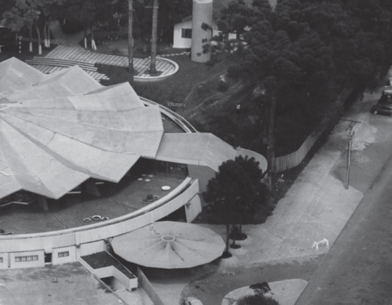 Visão aérea da sede social do clube, com destaque para a laje plissada de concreto, que foi um desafio para arquitetos e engenheiros envolvidos na construção