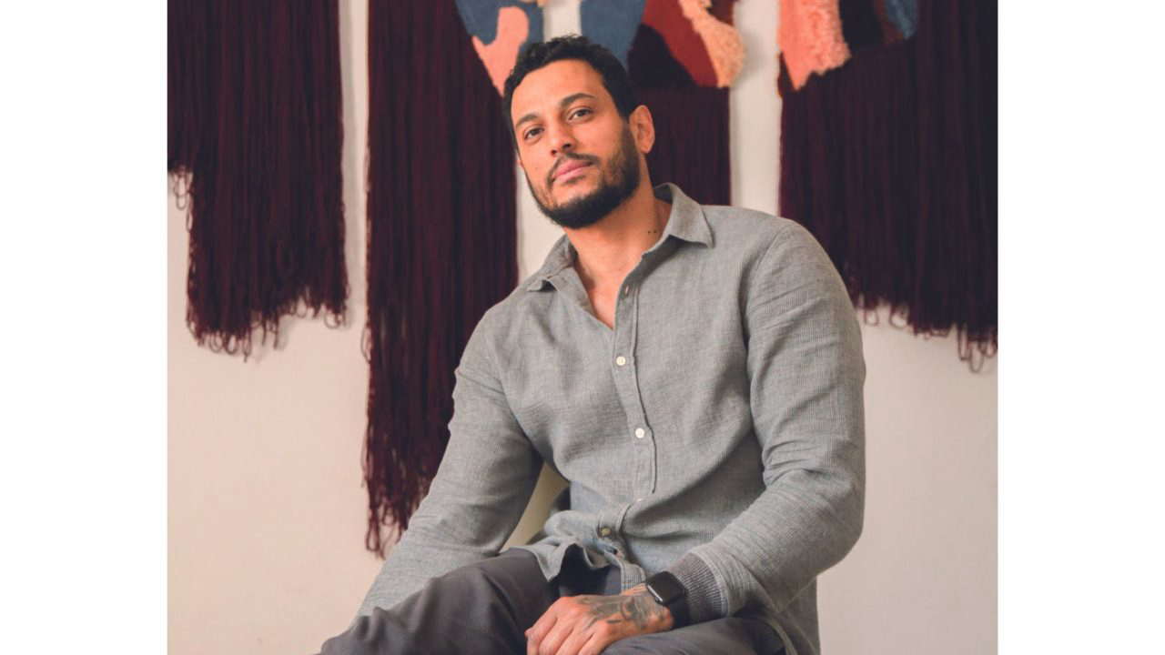Alex Rocca, que vive em Curitiba desde os 14 anos, dedica-se exclusivamente à tapeçaria e à experimentação têxtil. 