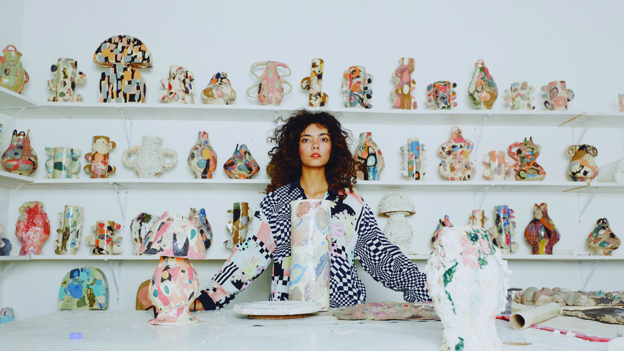 A fotógrafa e designer gráfica curitibana Fernanda Pompermayer é a mente criativa por trás do estúdio, que explora o uso da cerâmica.
