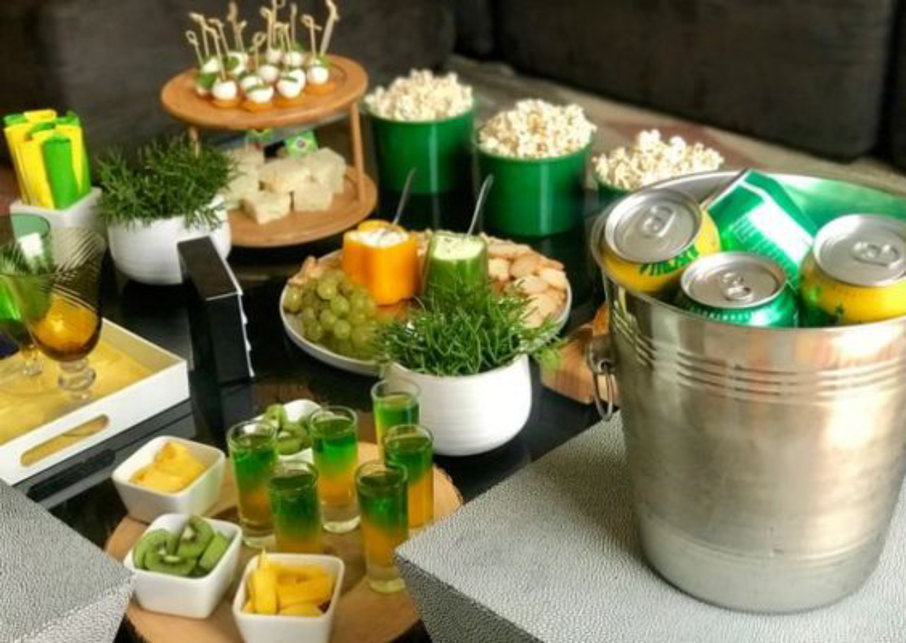 Aperitivos, bebidas e louças nas cores da bandeira são aposta certa para uma mesa temática. Foto: Reprodução/Pinterest