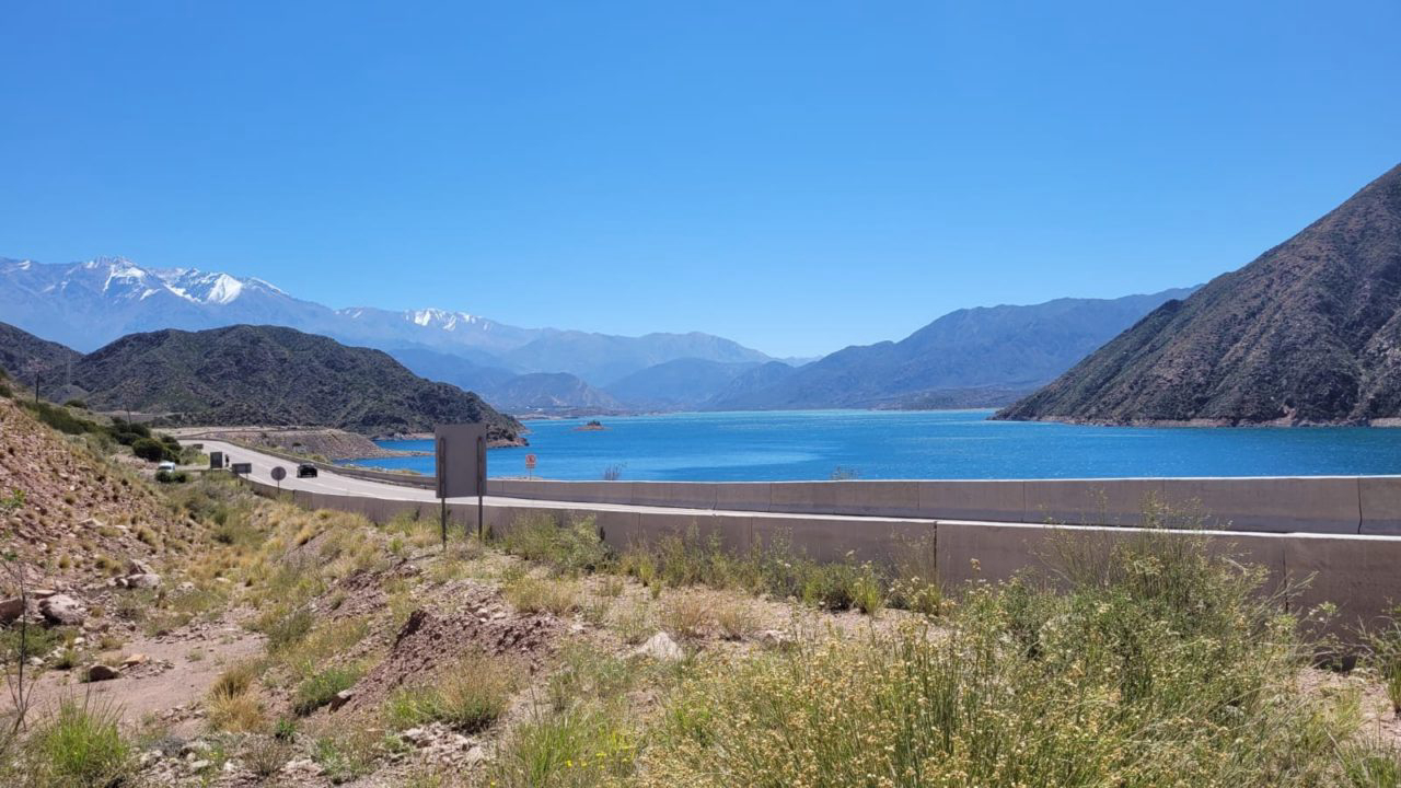 Dique de Potrerillos, em Mendoza, que armazena parte da água do degelo da Cordilheira dos Andes, ao fundo.