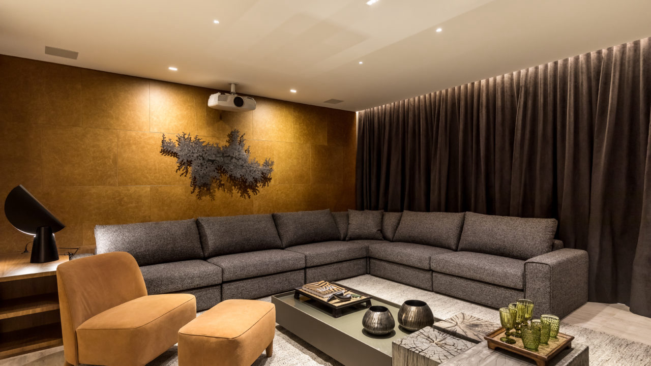 Home Theater com placas de couro nas paredes.