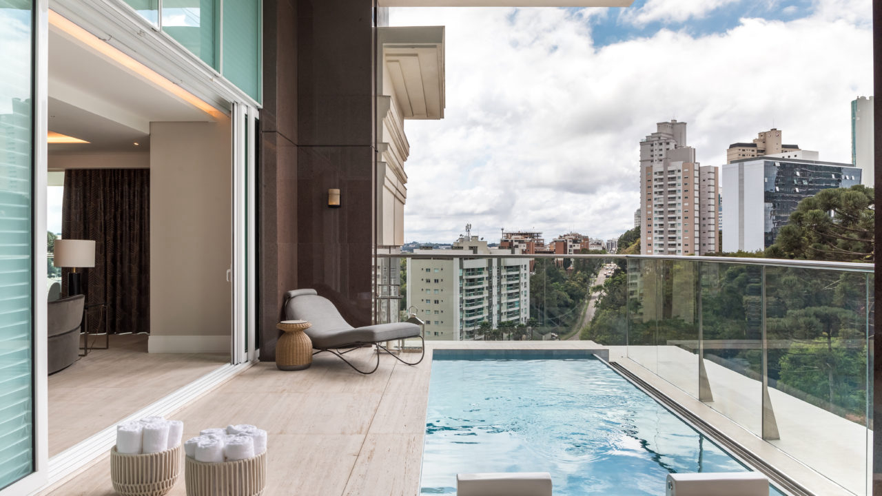 Piscina privativa do apartamento decorado do Palazzo Lumini, com acionamento que permite fechar ou abrir os panos de vidro do espaço e integrar ou não a área ao living e à sala de jantar