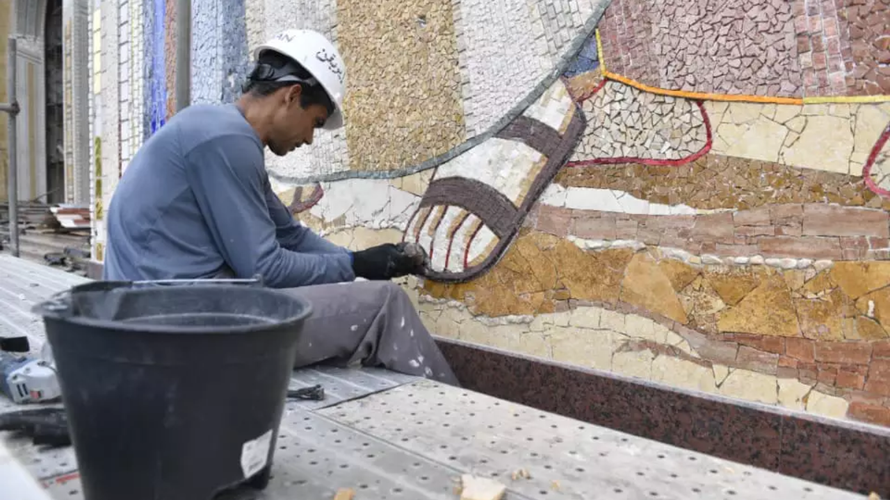 Membro do Centro Aletti finalizando os gigantes mosaicos de Aparecida