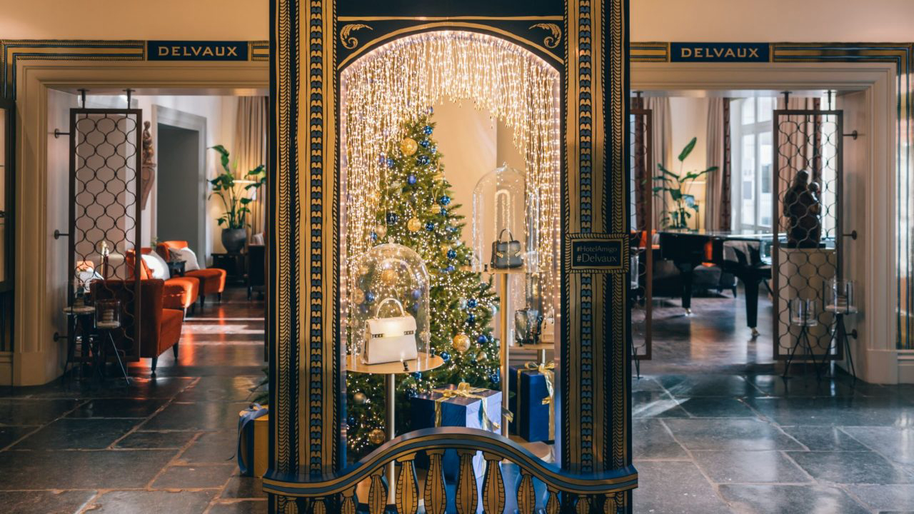   Mais&nbsp;antiga casa&nbsp;de&nbsp;artigos&nbsp;de&nbsp;luxo do mundo, a Delvaux assina a árvore de Natal do Hotel Amigo, em Bruxelas. Crédito: Divulgação. 