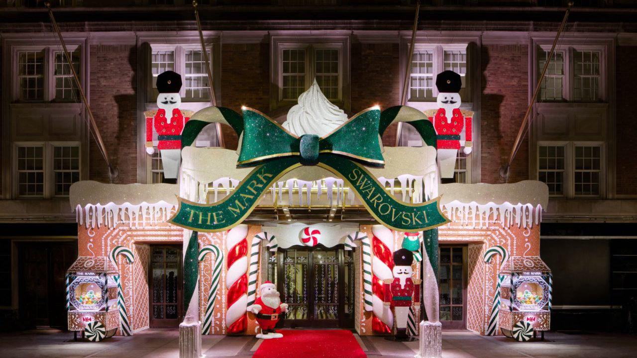   The&nbsp;Mark&nbsp;Hotel, em Nova York, se vestiu de Natal com o luxo da Swarovski, do interior à fachada. Crédito: Divulgação.  