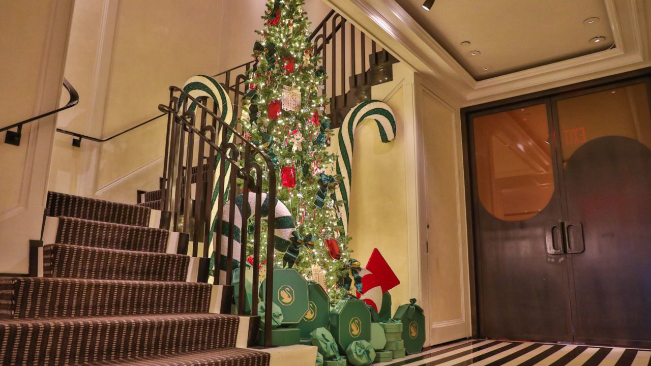  The&nbsp;Mark&nbsp;Hotel, em Nova York, se vestiu de Natal com o luxo da Swarovski, do interior à fachada. Crédito: Divulgação. 