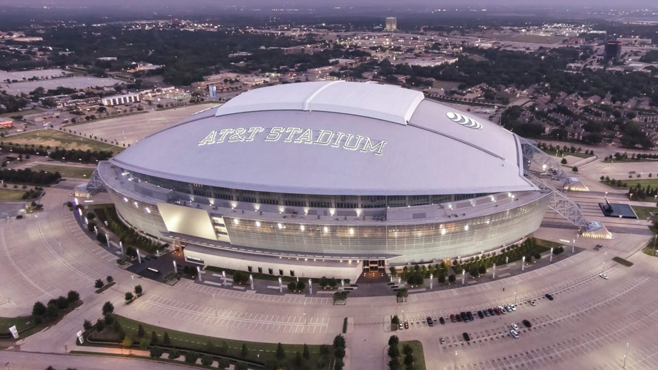 AT&amp;T Stadium, Texas (EUA). Assinado pelo HKS, tem capacidade para 80 mil pessoas, mas pode ser expandido para 100 mil pagantes. O teto, retrátil,  é apoiado em um par de arcos de 91 metros de altura.