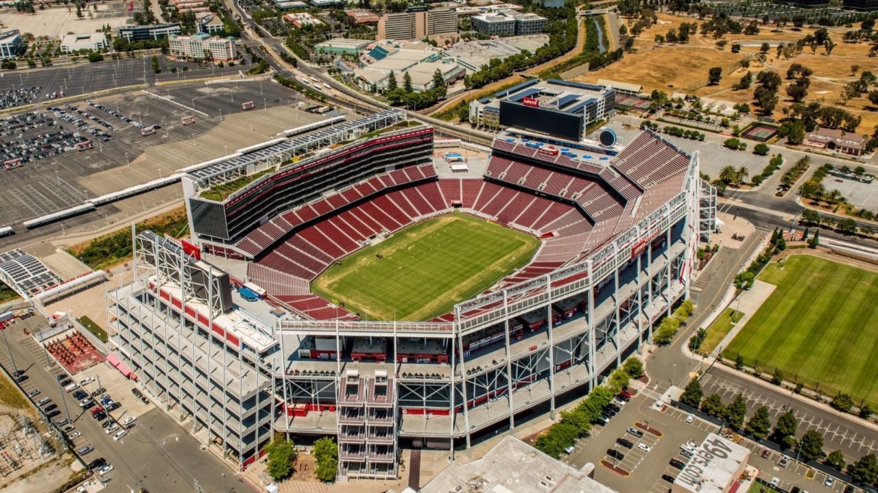 Levi’s Stadium, Califórnia (EUA). Tem capacidade para 68.500 pessoas e um telhado verde onde são cultivadas ervas, tomates, pimentões, abobrinha, folhas verdes e flores comestíveis utilizados nos preparos servidos nas lanchonetes do local. 