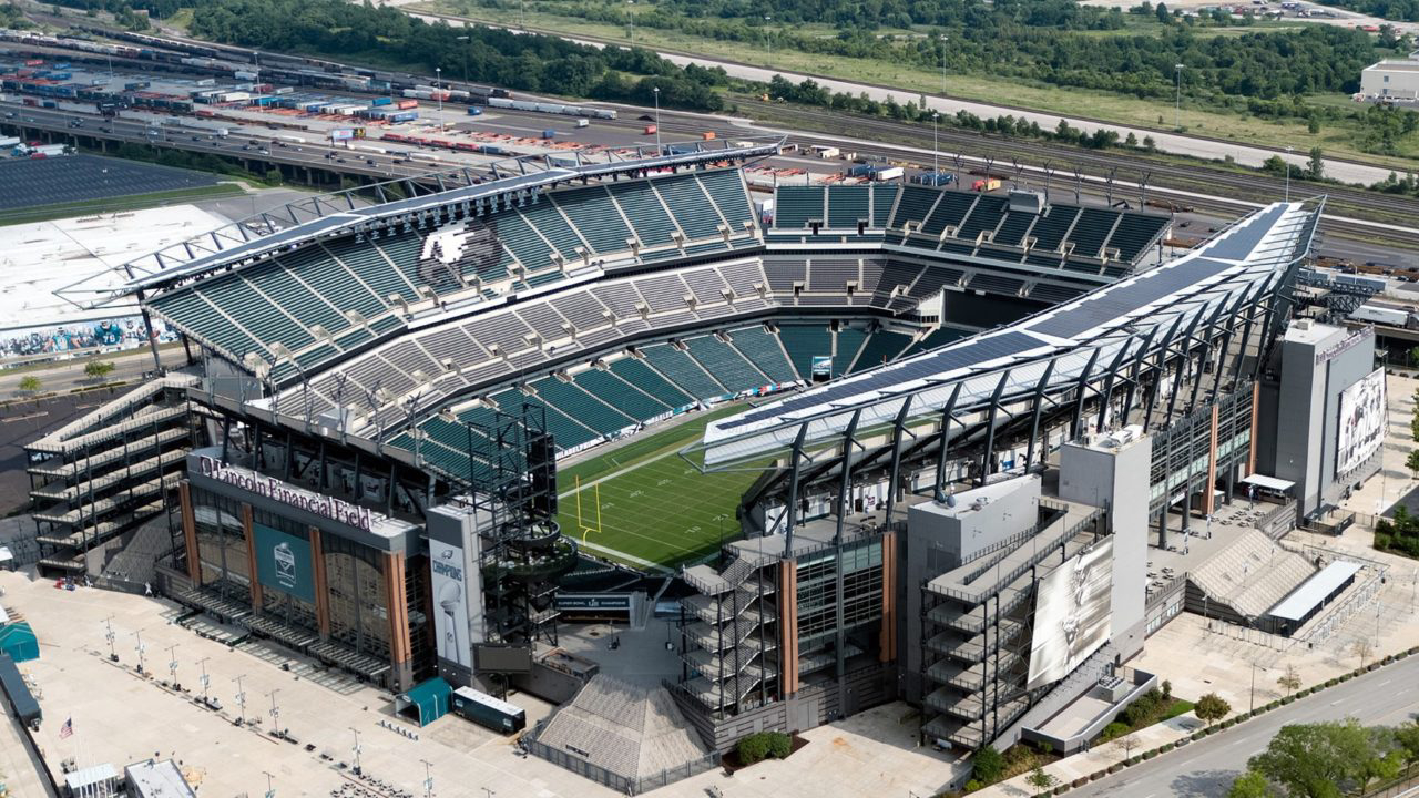 O Lincoln Financial Field está localizado na Filadélfia (EUA), com capacidade para 67.594 pessoas. Possui longas arquibancadas que fazem referência às asas de uma águia, animal que batiza o Philadelphia Eagles, time da NFL dono da casa.  