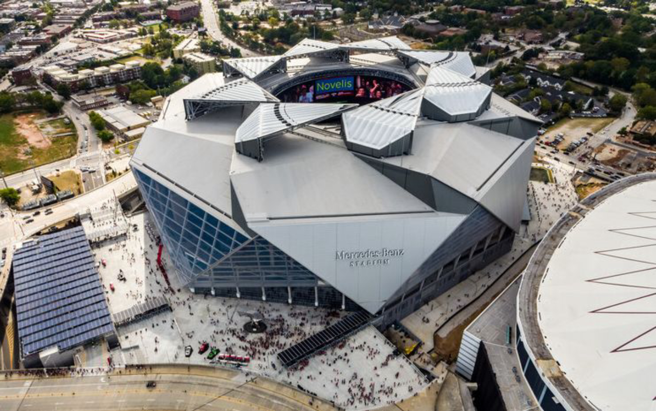 Mercedes-Benz Stadium, Atlanta (EUA), tem capacidade para 71 mil pessoas. Também assinado pela HOK, possui cobertura que se abre e fecha como o diafragma de uma câmera fotográfica. 