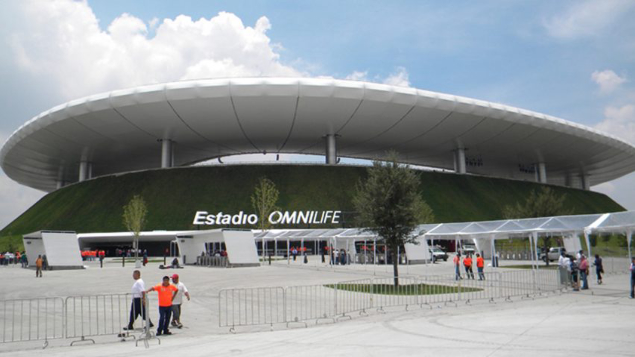 Estádio Akron, Guadalajara (México). Com capacidade para 48 mil pessoas, tem projeto por Jean Marie Massaud e Daniel Pouzet e engenharia por VFO, com forma inspirada em um vulcão. 