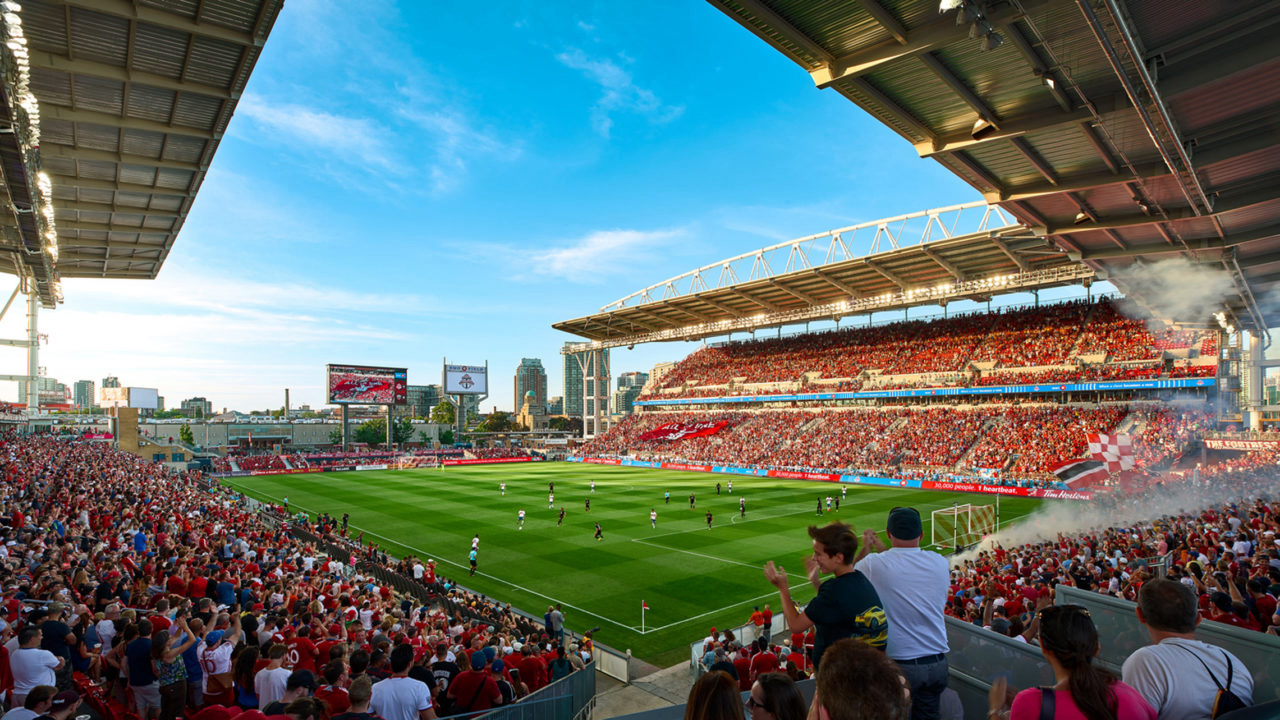 BMO Field, Toronto (Canadá). Assinado por por Brisbin Brooks Beynon Architects (2007), o estádio tinha capacidade para 27 mil lugares, originalmente. Para sediar os jogos, ele foi ampliado para 40 mil com a adição de uma arquibancada temporária, assinada Gensler. 