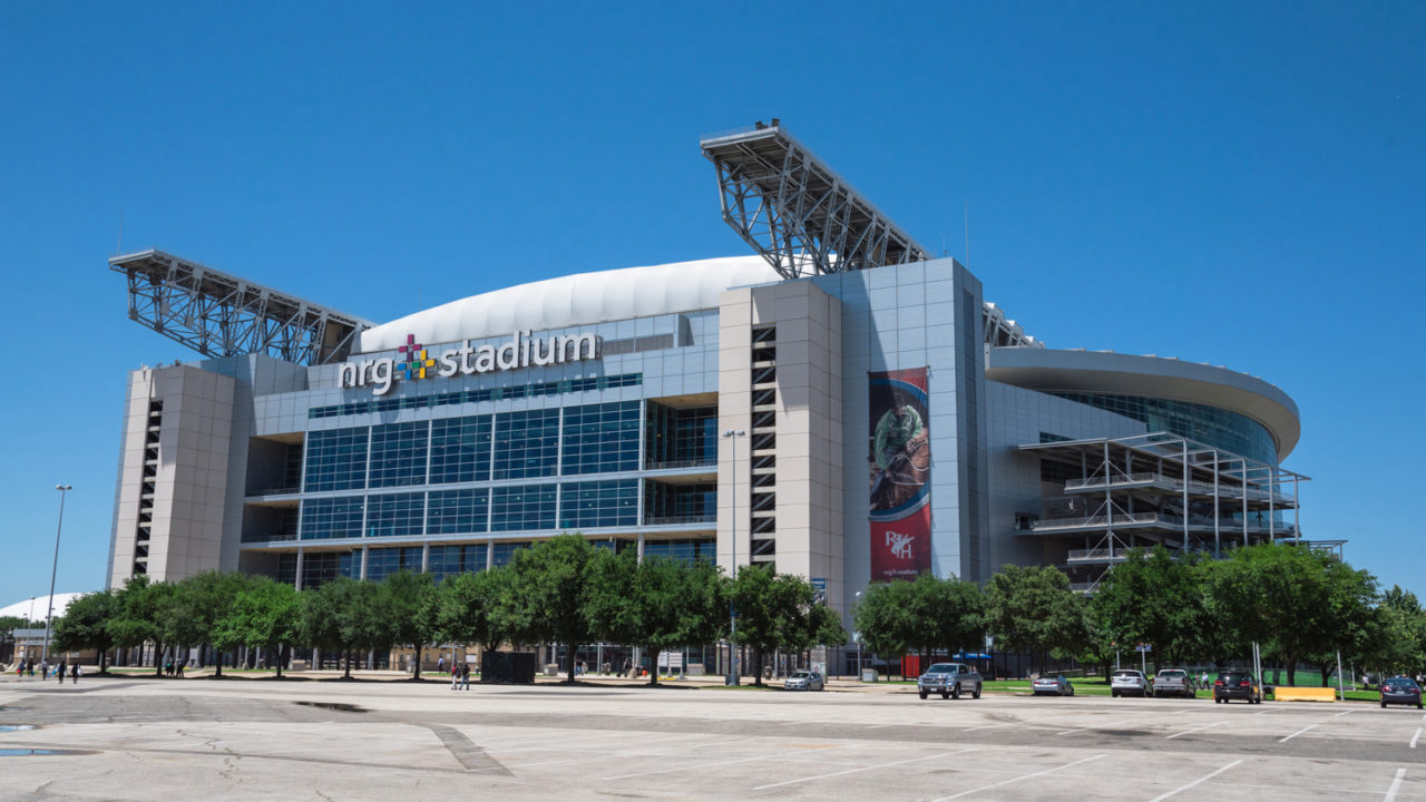 NRG Stadium, Houston (EUA). Assinado por Populous, tem capacidade para 80 mil lugares. Inaugurado em 2002, foi o primeiro estádio da NFL a contar com teto retrátil.