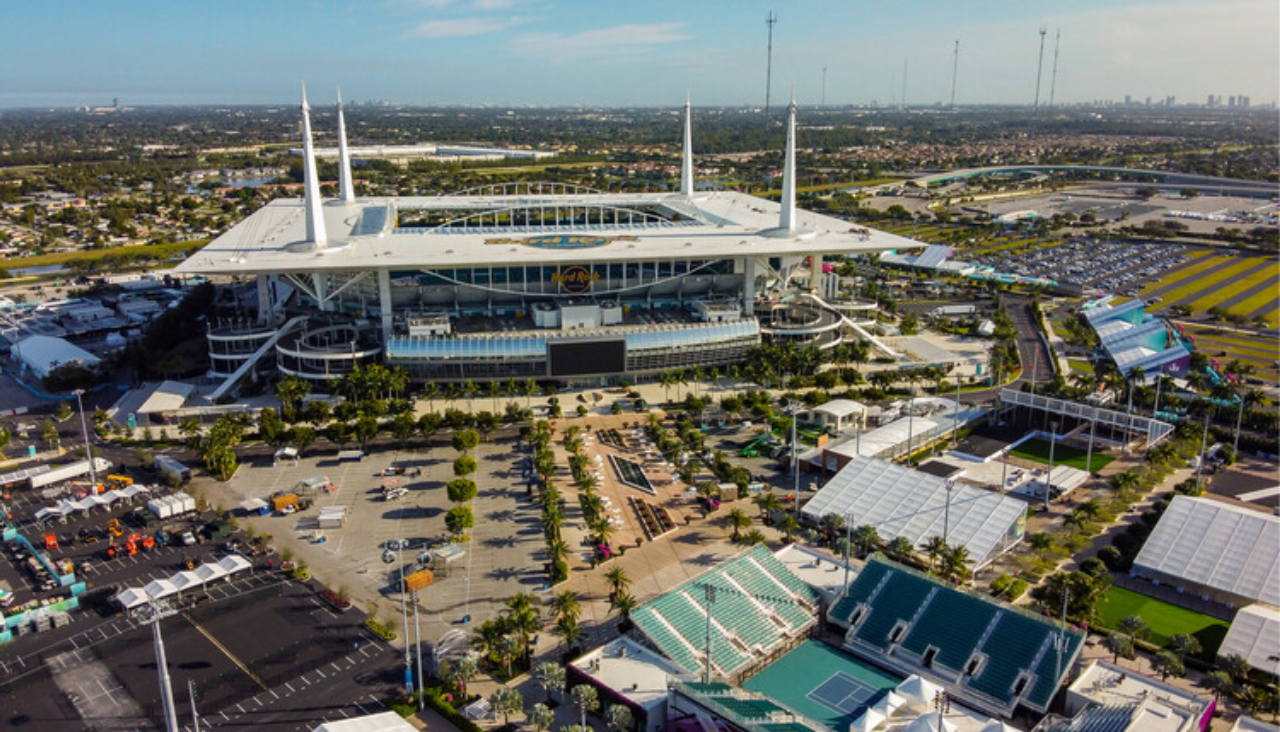 Hard Rock Stadium, Miami (EUA). Inaugurado em 1987, o estádio foi reformado com projeto pelo HOK entre 2015 e 2017, quando foram instalados o dossel retangular acima das arquibancadas de quatro mastros.