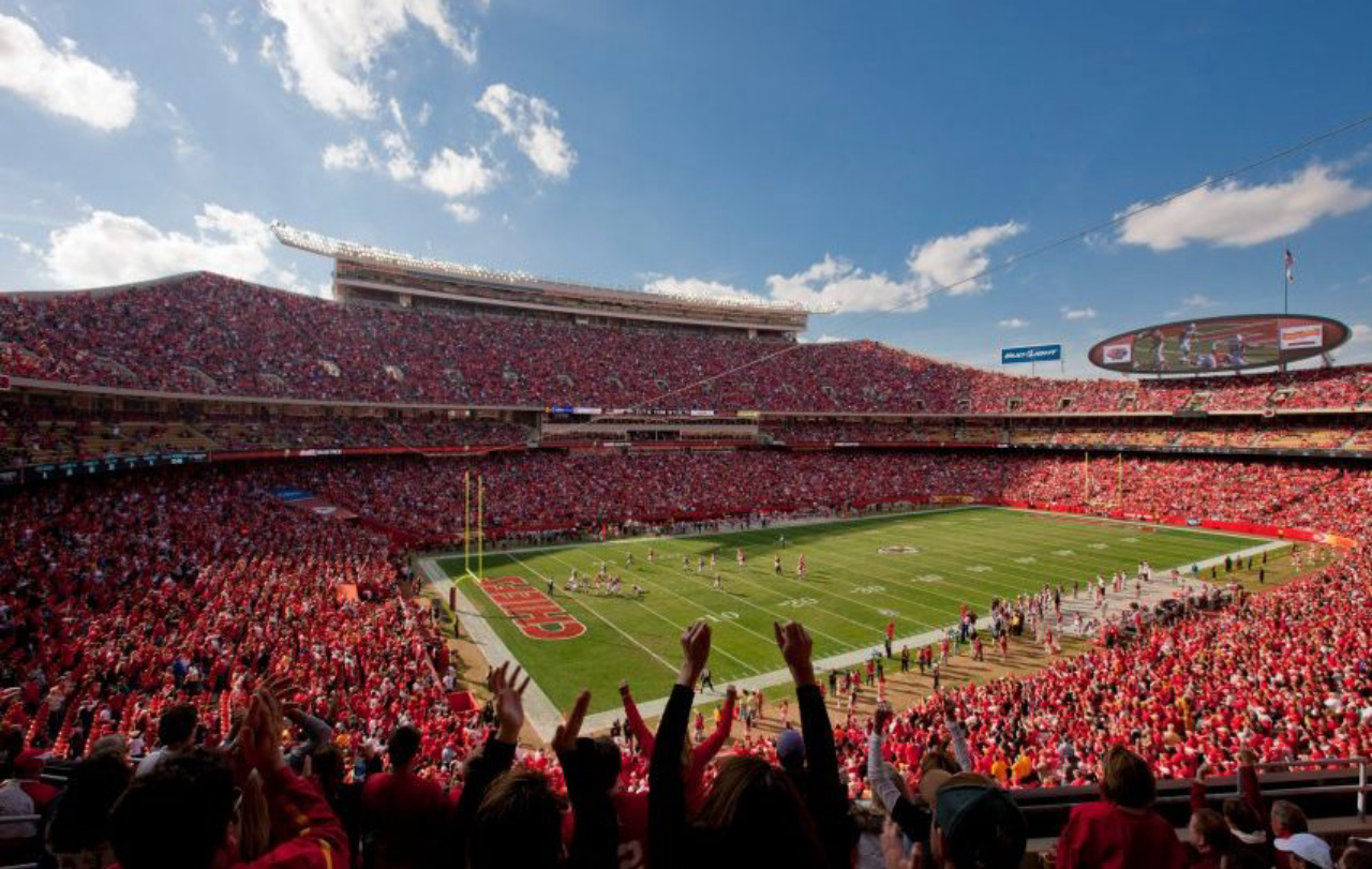 Arrowhead Stadium, Kansas (EUA). Um dos estádios mais antigos a sediar jogos na Copa do Mundo de 2026, o Arrowhead foi inaugurado em 1972, com projeto de Kivett &amp; Myers. Com capacidade para 76 mil lugares, detém o Recorde Mundial do Guinness por ser o estádio mais barulhento do mundo. Em 2010, passou por obras de atualização assinadas por Populous. 