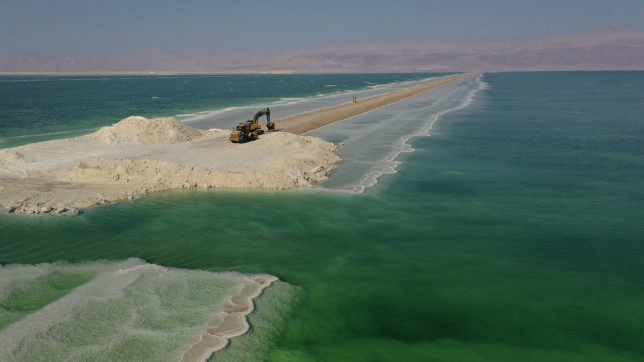 Sal descartado do Mar Morto é uma das matérias-primas reaproveitadas com as quais o designer trabalha.