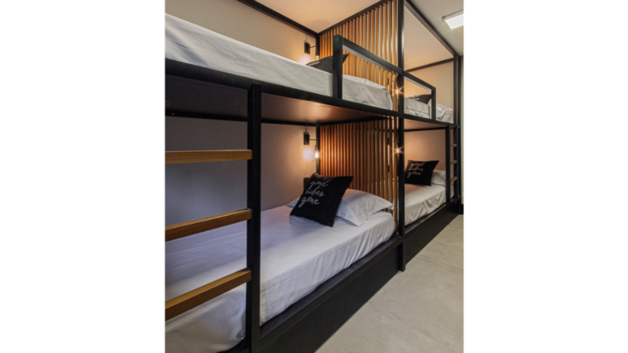 Visual minimalista nos quartos garante a praticidade que uma casa de chácara requer.