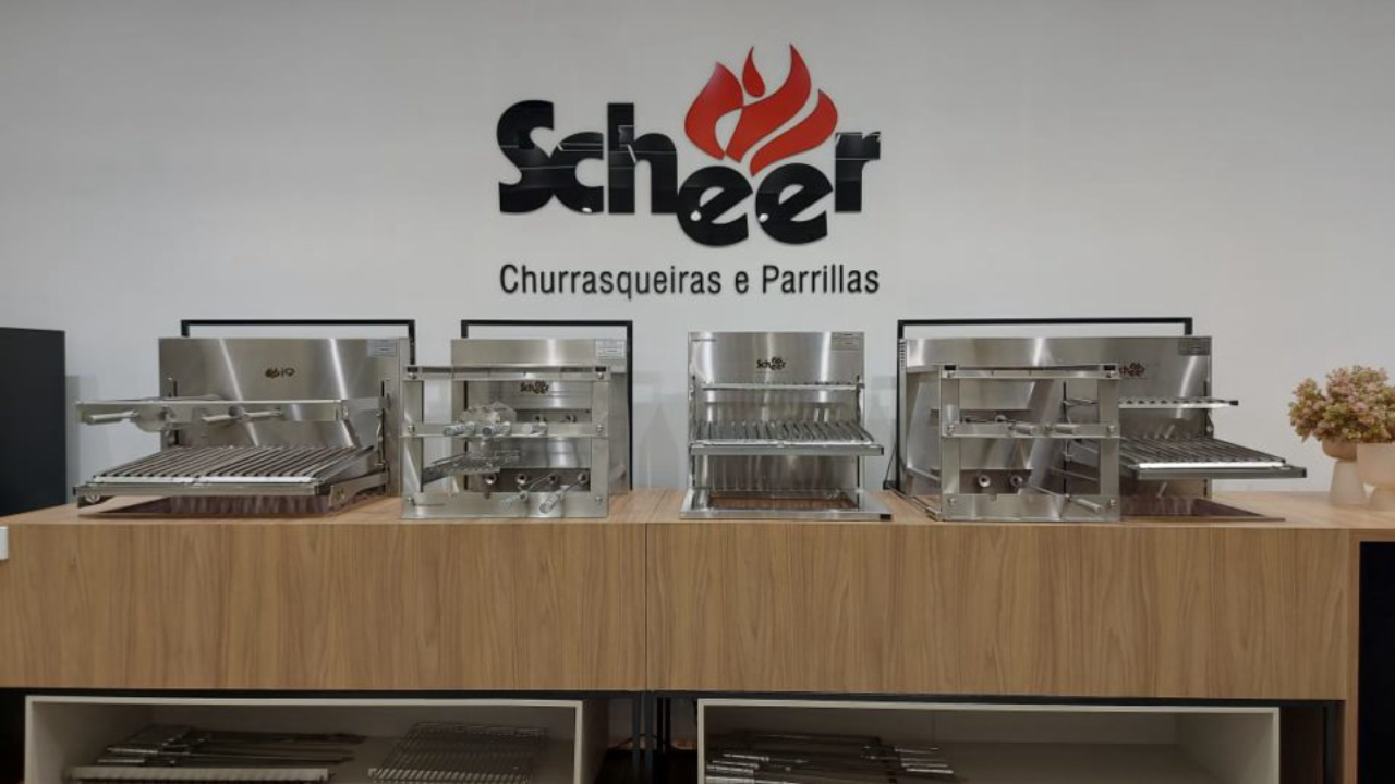 Churrasqueiras customizáveis também compõem o showroom.