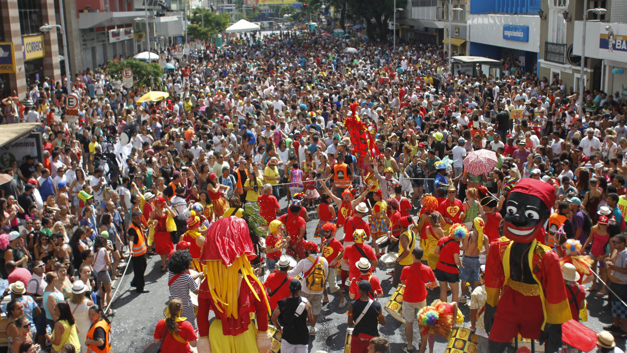 Desfile do bloco Garibaldis e Sacis na Rua Marechal Deodoro no Centro da cidade de Curitiba