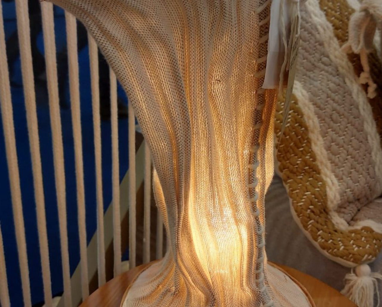Luminária da linha Terra do Sol, por Santa Luzia Redes e Decoração, tem forma orgânica em trama e fio de cobre, com acabamento em couro na base. 