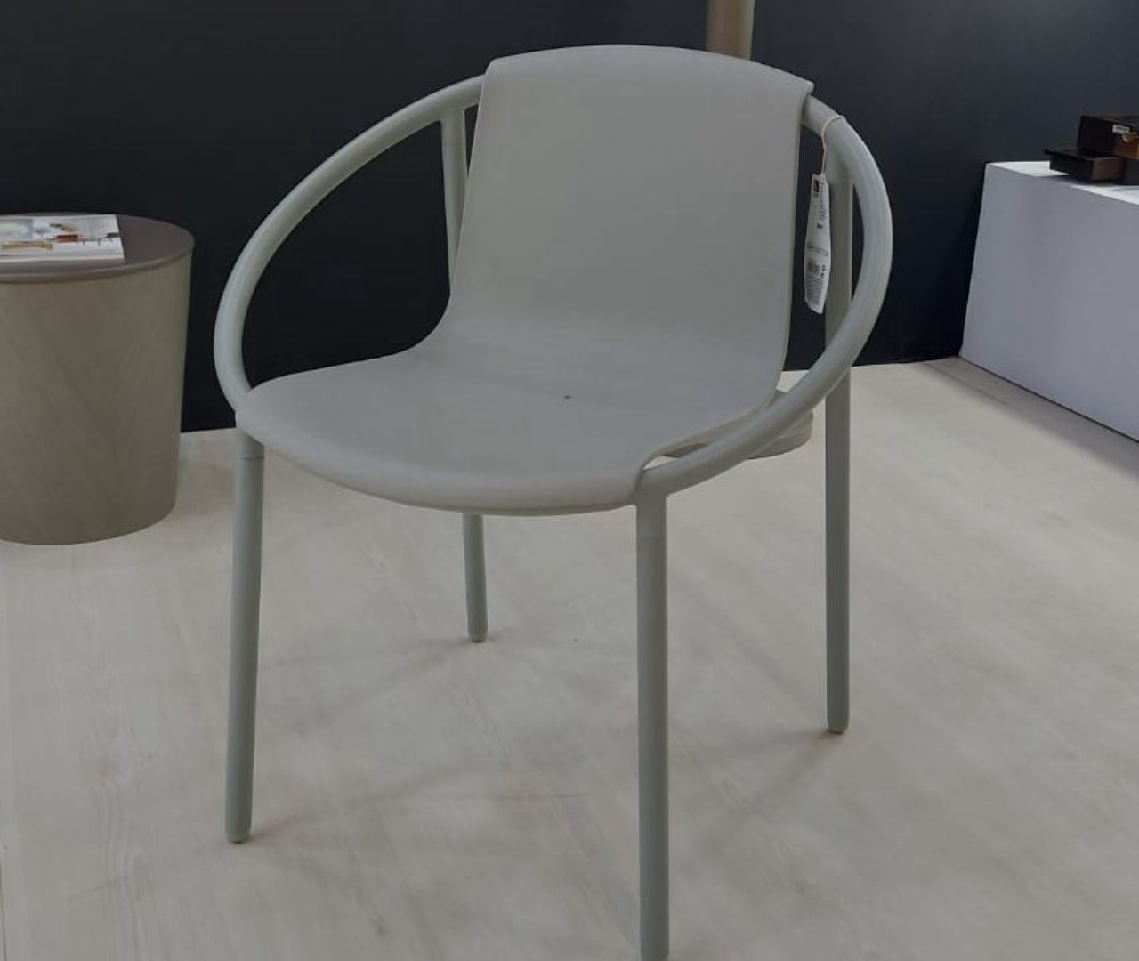 Ringo Chair, por Kutarq Studio, S.L, marca a entrada da marca de acessórios Umbra no mercado de mobiliário.  