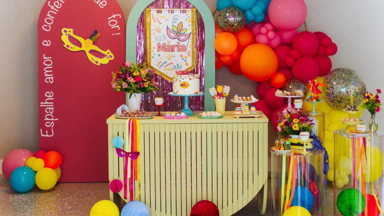 Festa infantil com tema de carnaval decorada por Carolina Crepaldi contou com cortinas metálicas, balões coloridos e com confete, flores e máscaras na decoração.