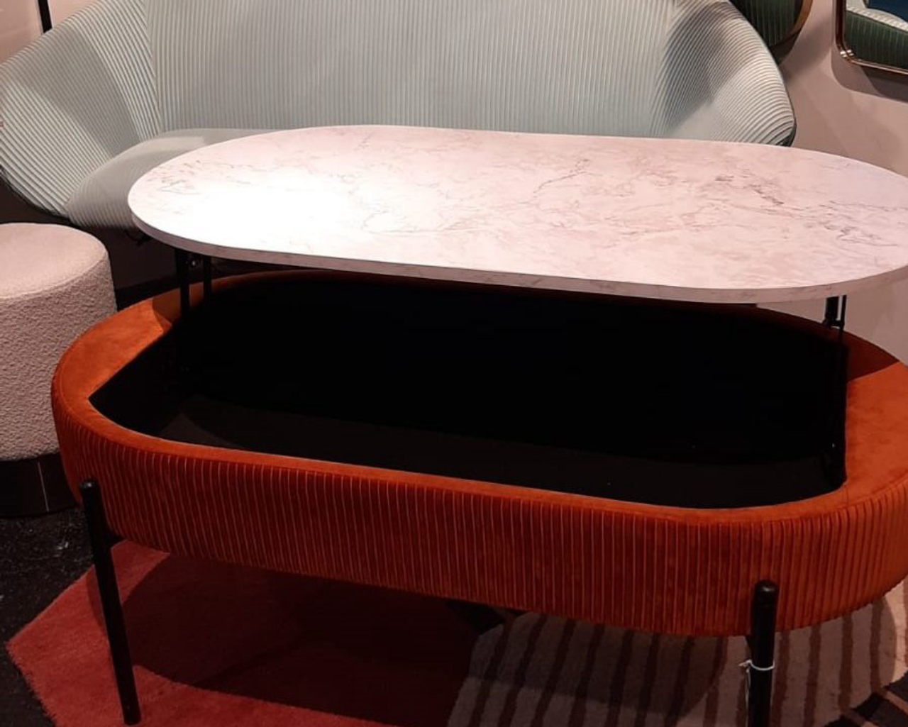A Kare Design chamou a atenção com o sofá Seater Ballabilee e a Coffee Table Ballabile Storage, com tampo articulado e o charmoso detalhe do tecido nervurado.
