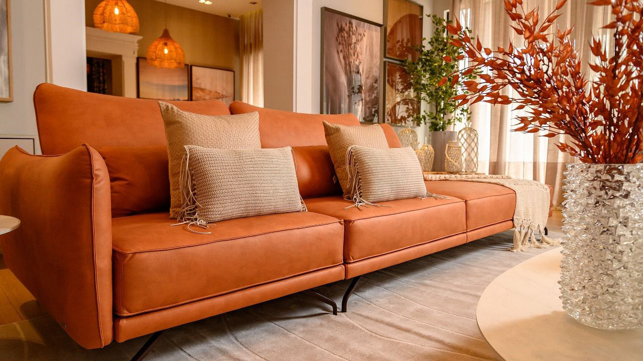 Apesar do tom vibrante, as linhas retas e clássicas do sofá Moya, da Estofados Jardim, se adapta a diversas escolhas de décor