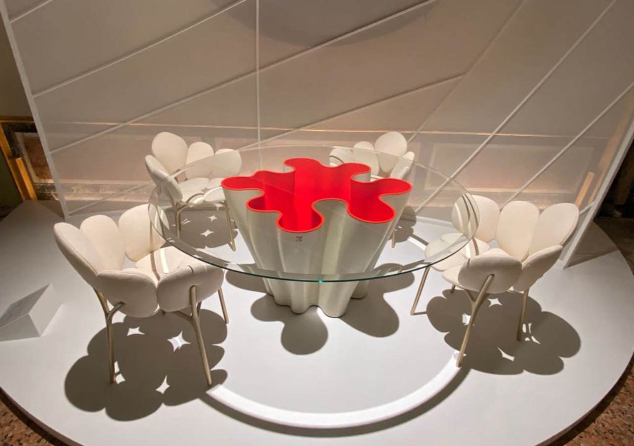 Mesa Anemona, de Atelier Biagetti, e cadeiras Petal, por Marcel Wanders