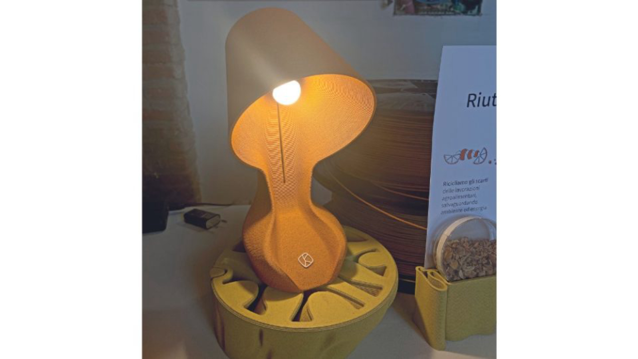 Sustentabilidade: assinada pela italiana Krill Design, a Ohmie é a primeira luminária do mundo produzida totalmente a partir de cascas de laranja.