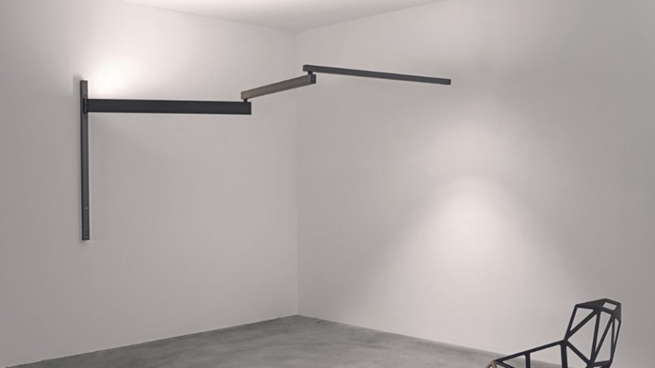 Luminária Black flag, da Flos, é extensível e alcança um grande raio de abertura. Design por Konstantin Greice.