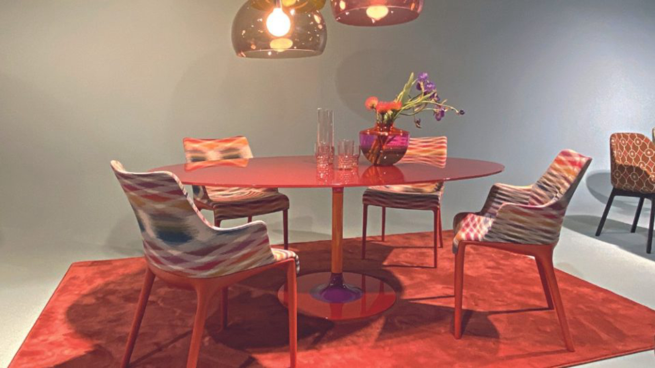 Cadeira Eleganza, por Philippe Starck para Kartell, é produzida a partir de cápsulas de café da Illy e revestida com tecidos Missoni