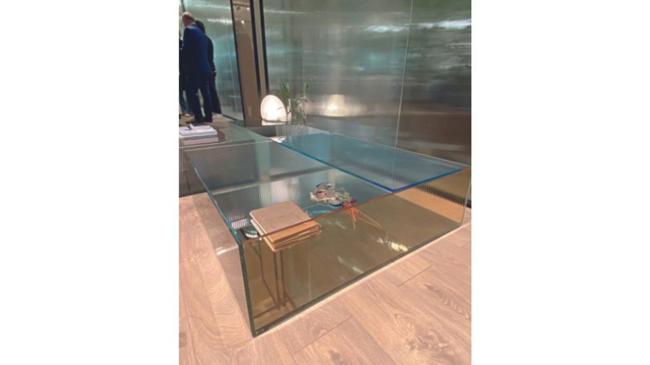Detalhe das cores nas bordas dos vidros que compõem a mesa-armário Mandarin, por Piero Lissoni para Glas Italia.