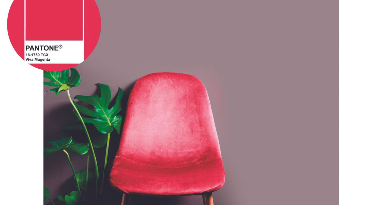 Aposte em pontos de cores mais saturadas e vivas como o magenta, eleito cor do ano de 2023 pela Pantone.