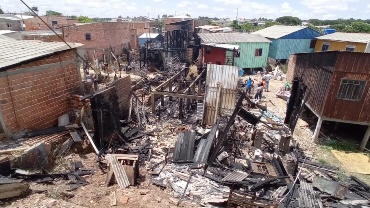 Incêndio na Vila Harmonia deixou dezenas de desabrigados.