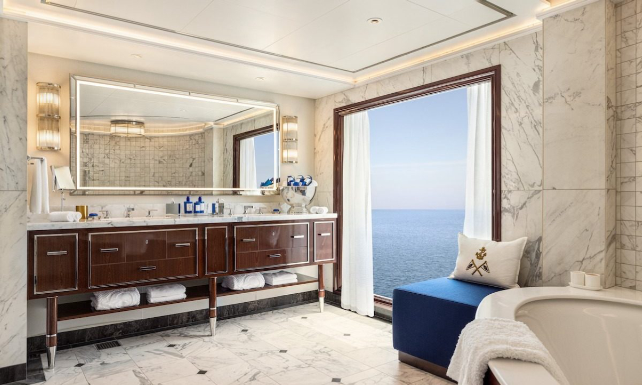 Banheiro também conta com abertura que garante vista para o mar